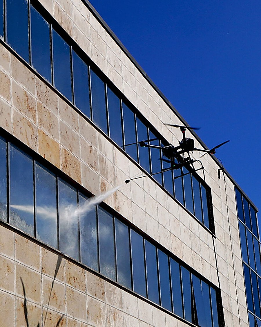 Hydrone drone reinigt een gevel