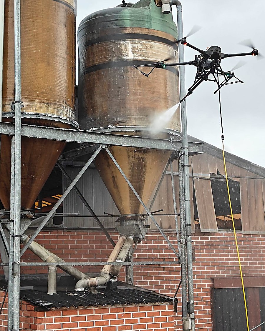 Hydrone drone reinigt industriële tanks