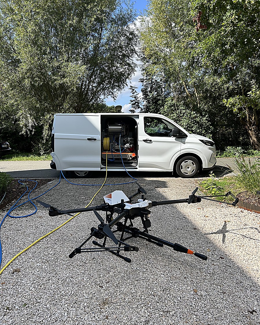 Hydrone drone en bestelwagen op locatie