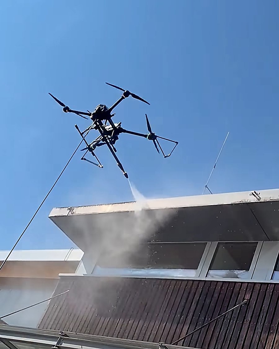Hydrone drone reinigt een dakrand