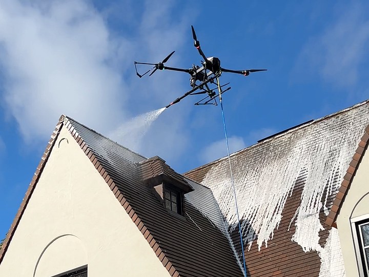 Daken reinigen met een drone