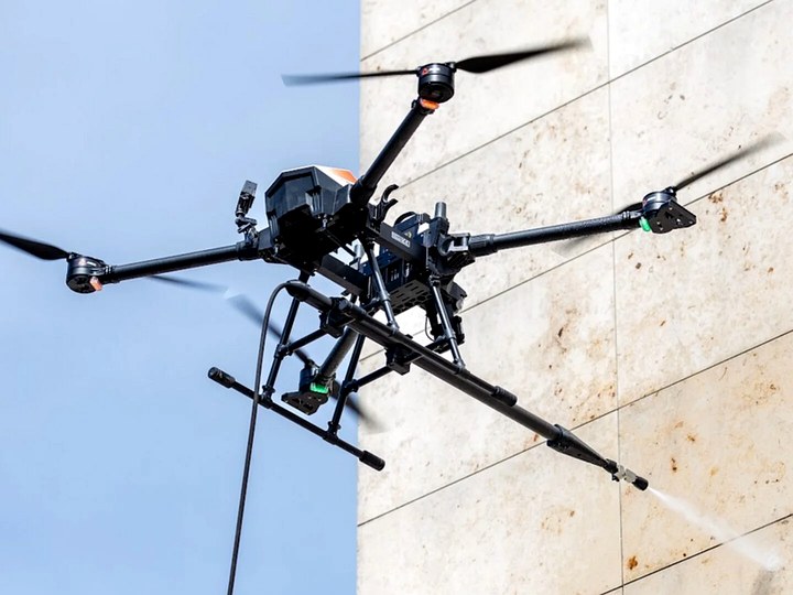 Gevel reinigen met een drone
