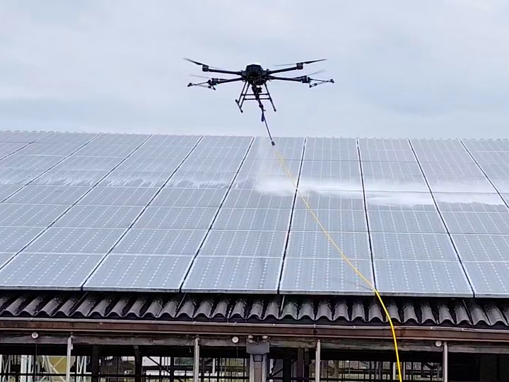 Zonnepanelen reinigen met een drone